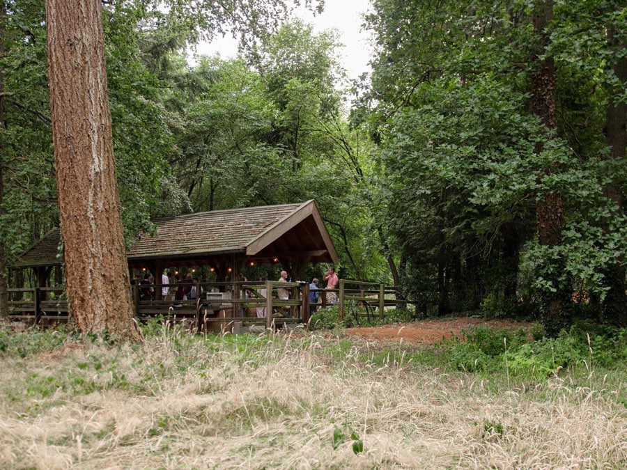 Het paviljoen op het landgoed, omringd door bos