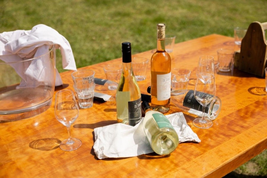 Flessen De Tangh rosé en sprankelende wijn op de proeftafel