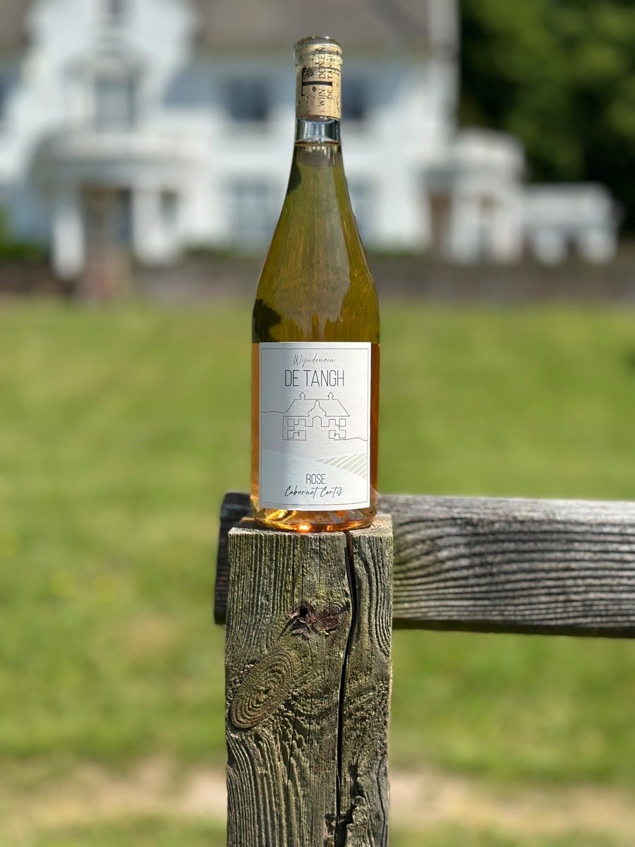 Fles De Tangh Ros&eacute;, Cabernet Cortis, met het landhuis op de achtergrond