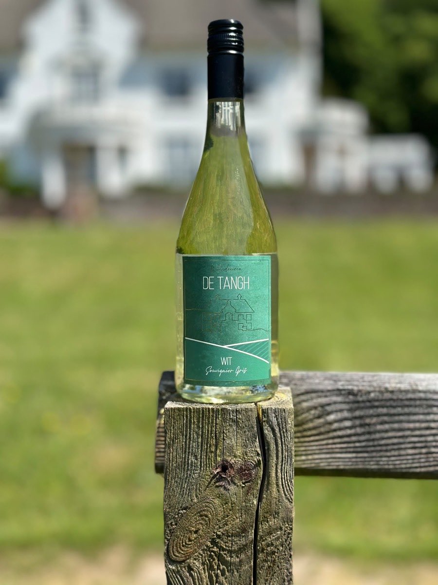 Fles De Tangh Wit, Souvignier Gris, met het landhuis op de achtergrond